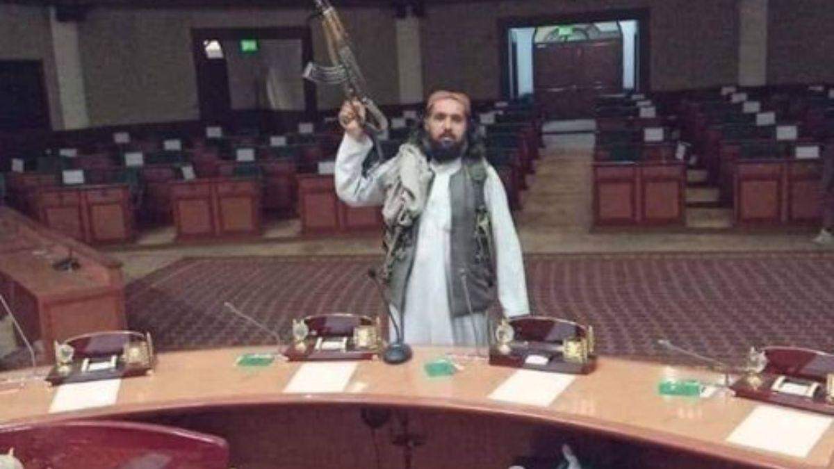 Талибы с оружием ворвались в парламент Афганистана и сняли ...