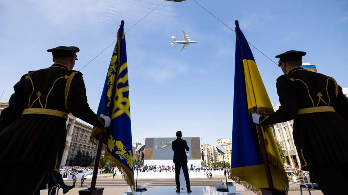 Военный парад в Киеве 2021: видео прохождения катеров и пролет авиации