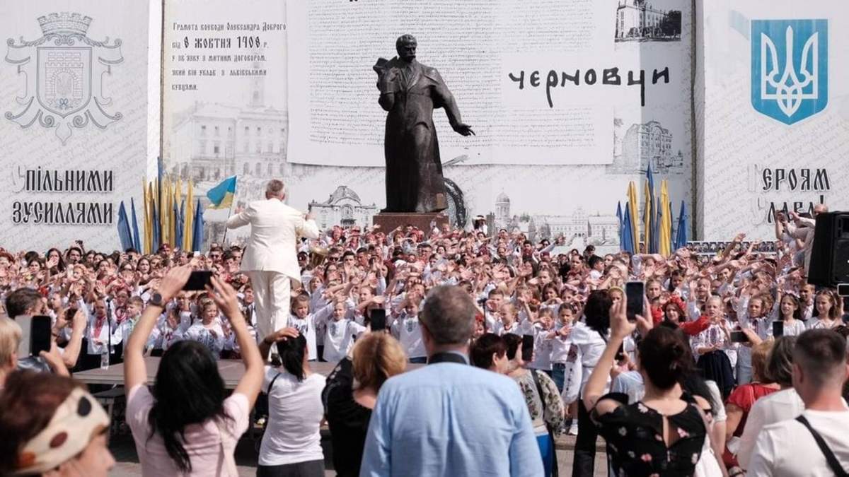 Тысяча людей пели "Червону руту": буковинцы установили рекорд Украины