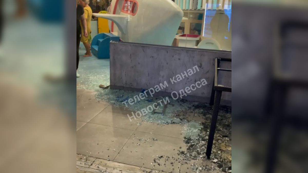 Упали стеклянные двери детской комнаты ресторана в Одессе: пострадал 3-летний малыш