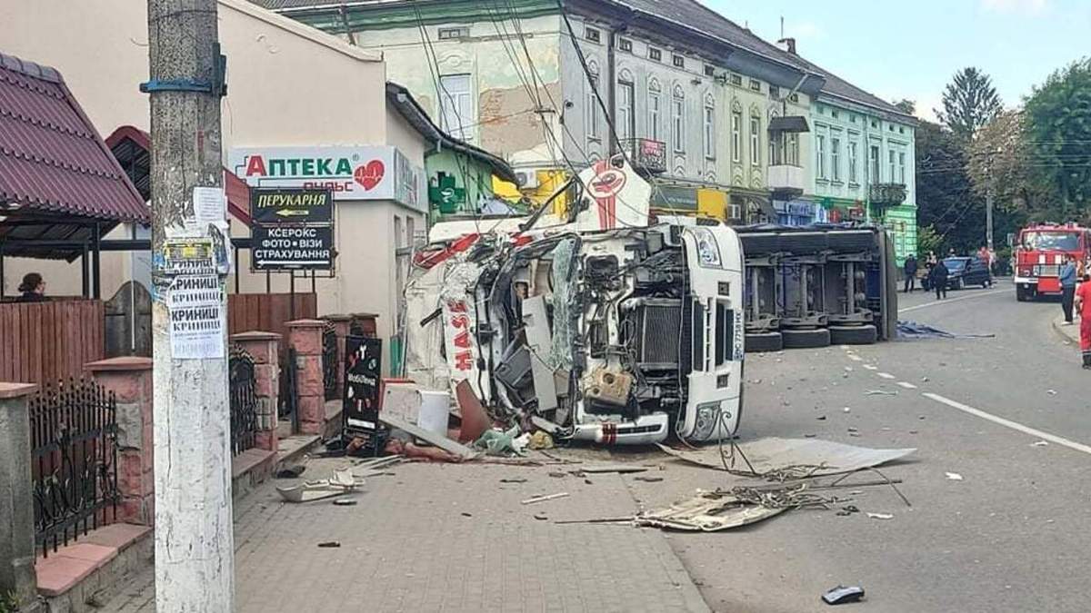 На Львовщине произошло жуткое ДТП: фура разбила магазин, есть погибшие 
