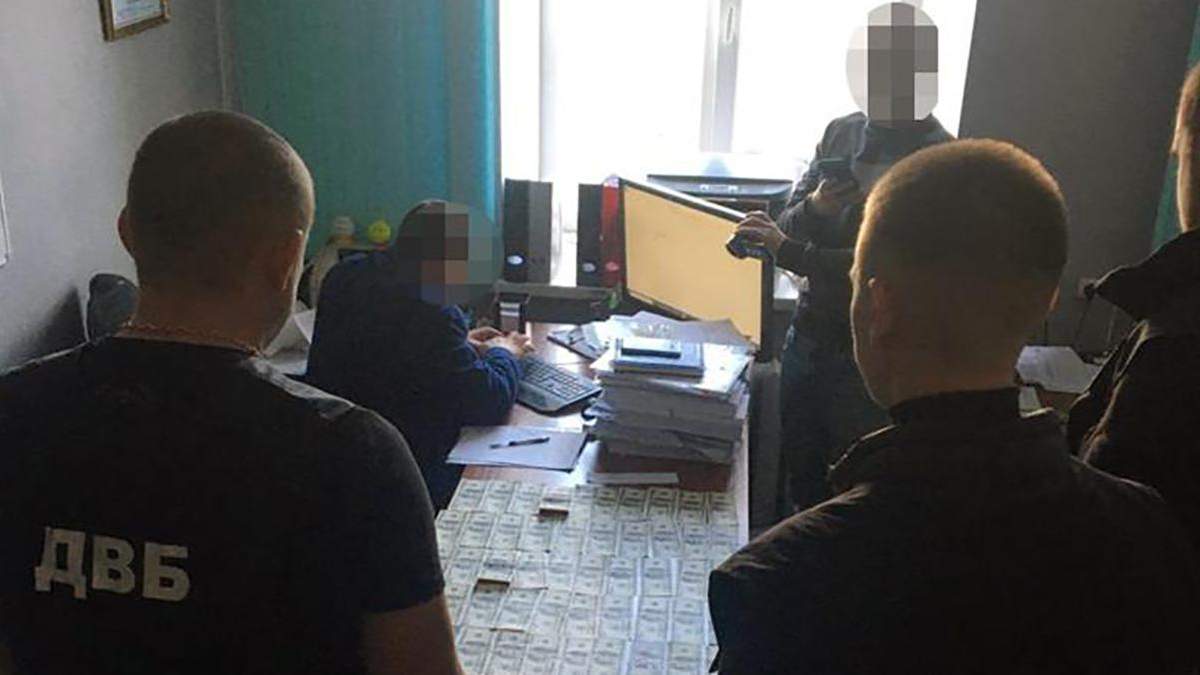 У Києві чоловік давав хабар слідчому за себе та брата