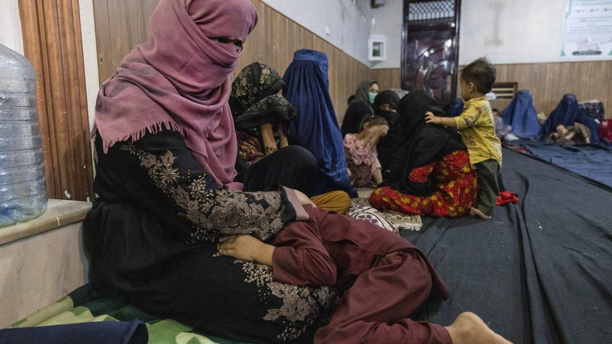 Чтобы спасти семью от голода: мужчина в Афганистане хочет продать 4-летнюю дочь