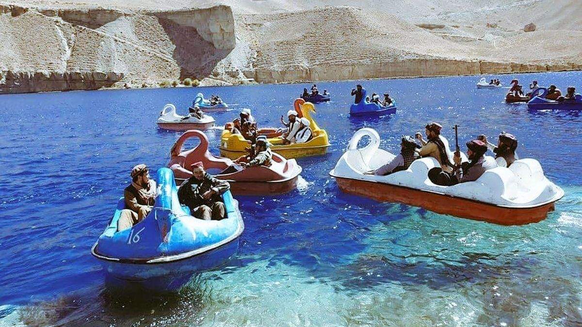 З автоматами на човнах-лебедях: як таліби розважаються в захопленому Афганістані - 24 Канал