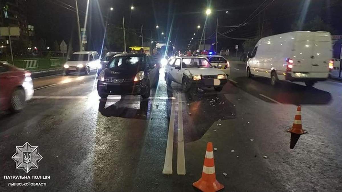 Во Львове пьяный 60-летний водитель влетел в автомобиль, который остановился на светофоре