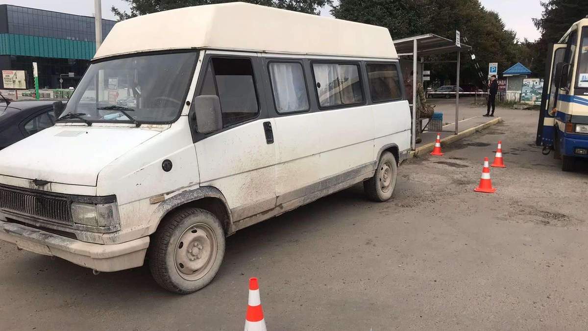На львовской автостанции микроавтобус задним ходом сбил женщину