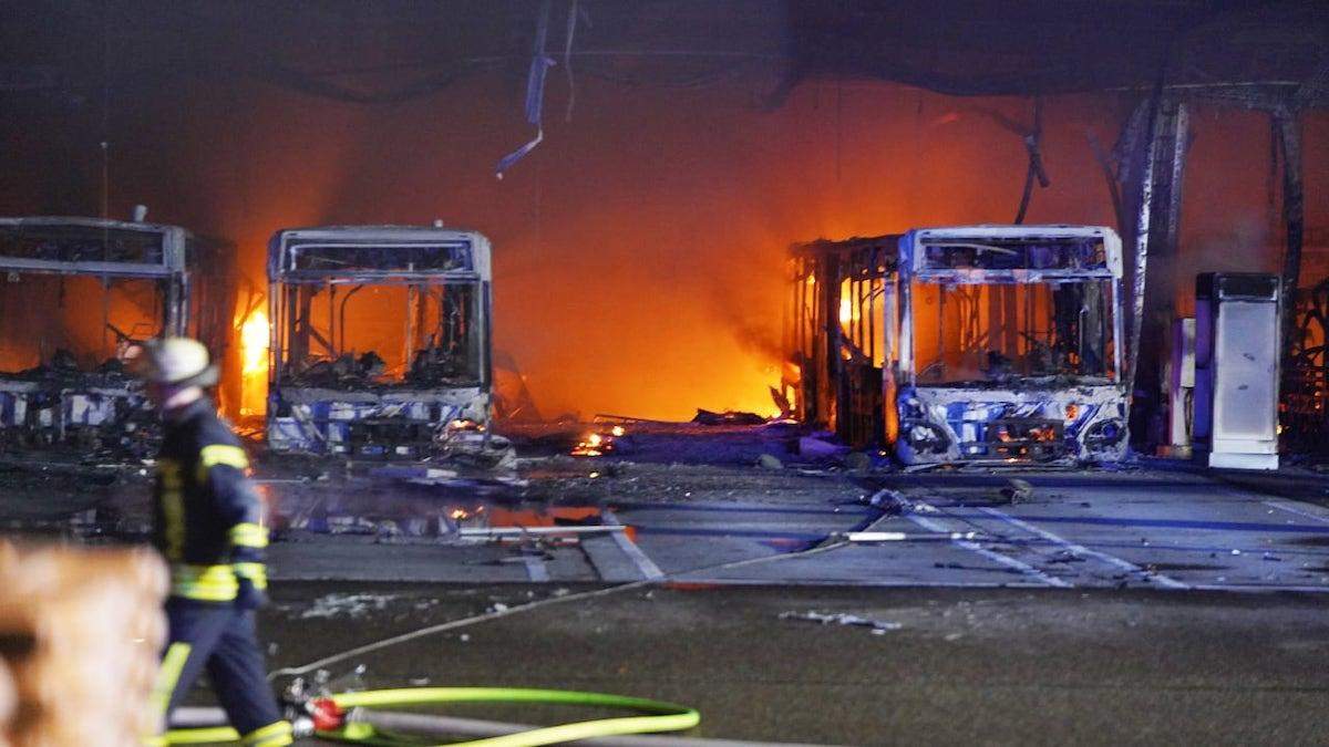 У Штутгарті загорілася автостанція: фото та відео масштабної пожежі - 24 Канал