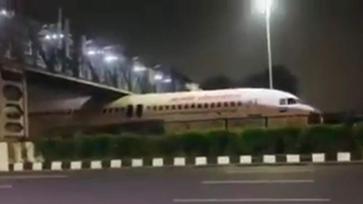 В Индии самолет застрял под пешеходным мостом