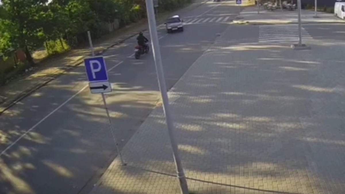 Мотоциклист в Ужгороде пролетел десяток метров после столкновения: видео жуткого ДТП