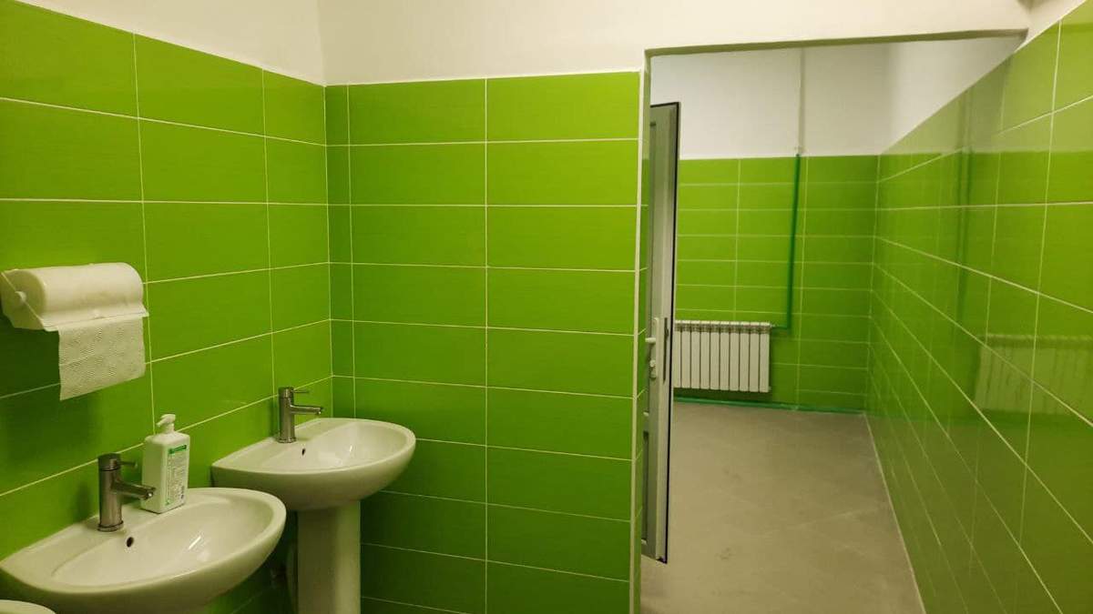 В туалетных кабинах одесских школ установят двери