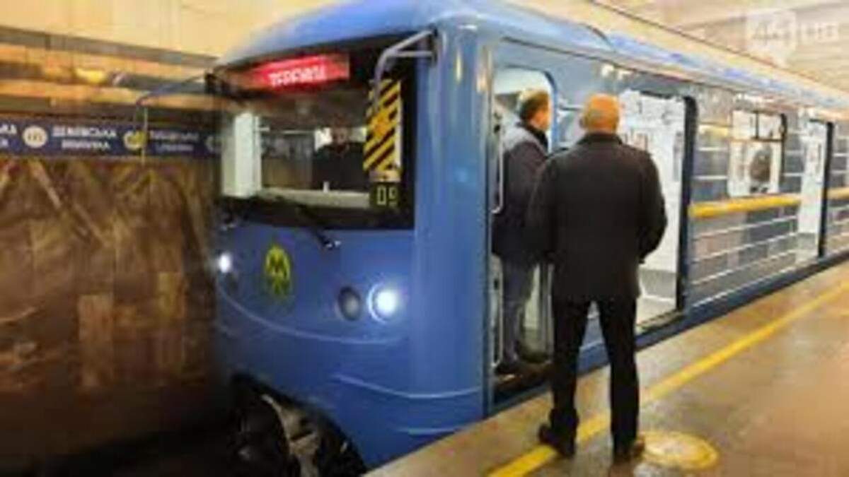 На метро "Теремки" останавливали движение из-за кровотечения у пассажира