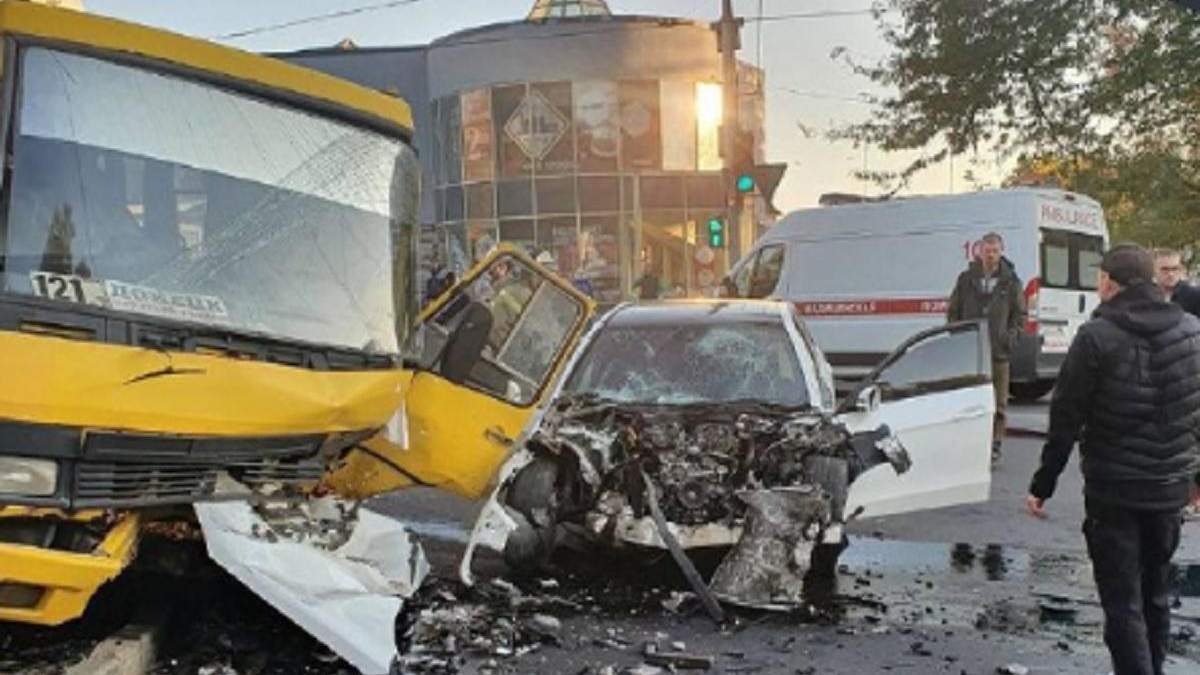 В оккупированном Донецке произошло серьезное ДТП с маршруткой: много пострадавших