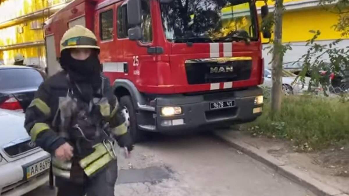 Спасатели освободили детей из ловушки пожара в многоэтажке на Оболони