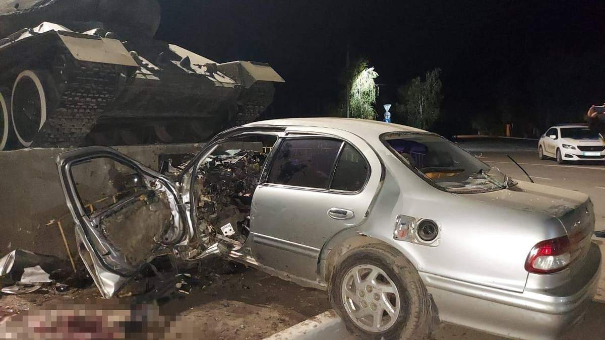 В Одесской области водитель влетел в постамент танка и погиб