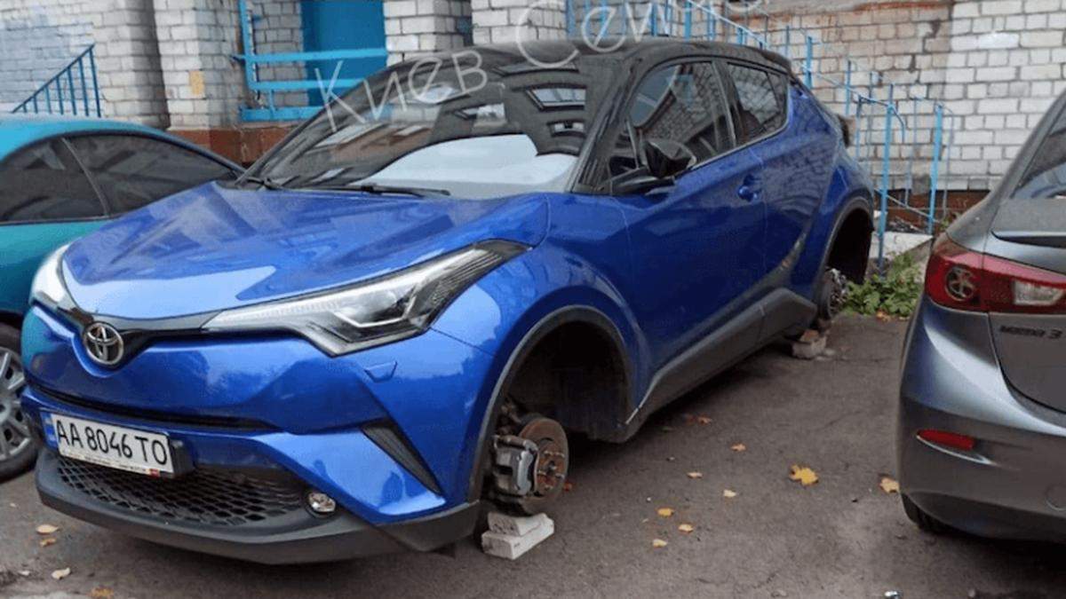 Во дворе в центре Киева сняли колеса с "героев парковки"