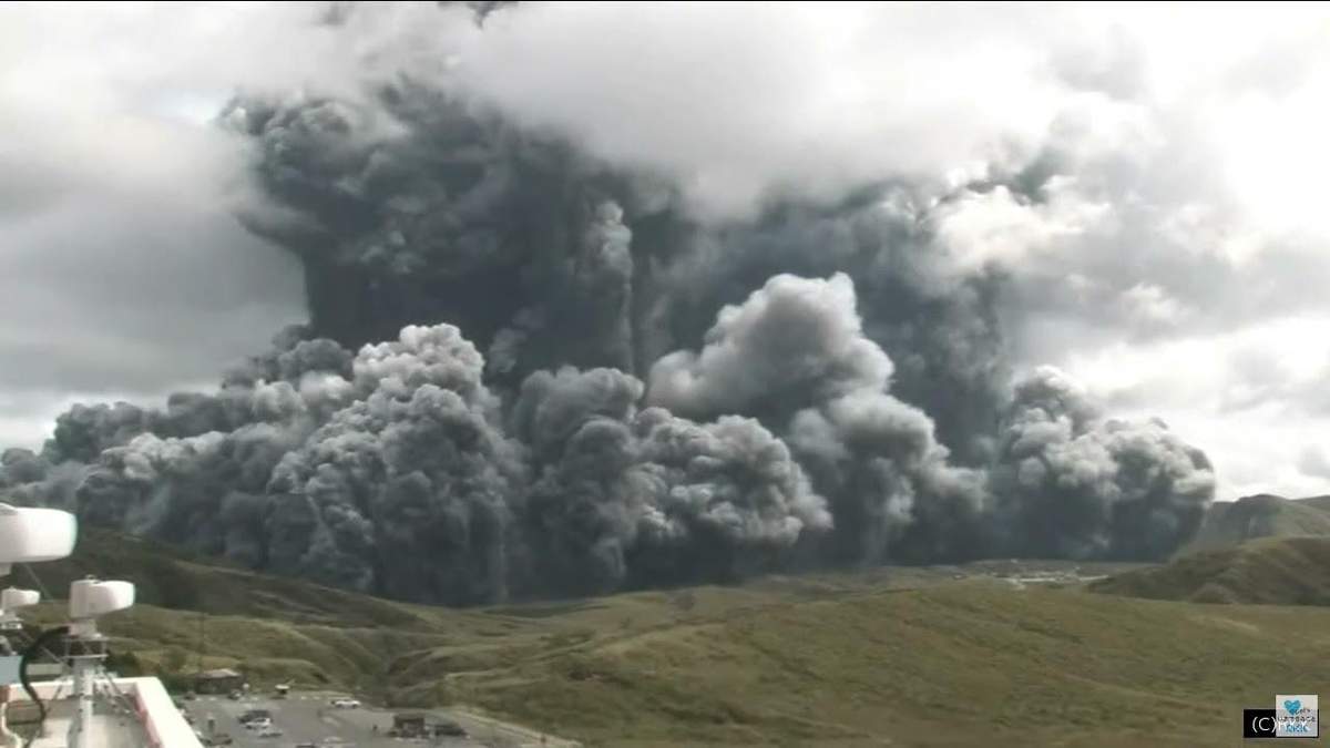 В Японии началось извержение мощного вулкана: шокирующие видео