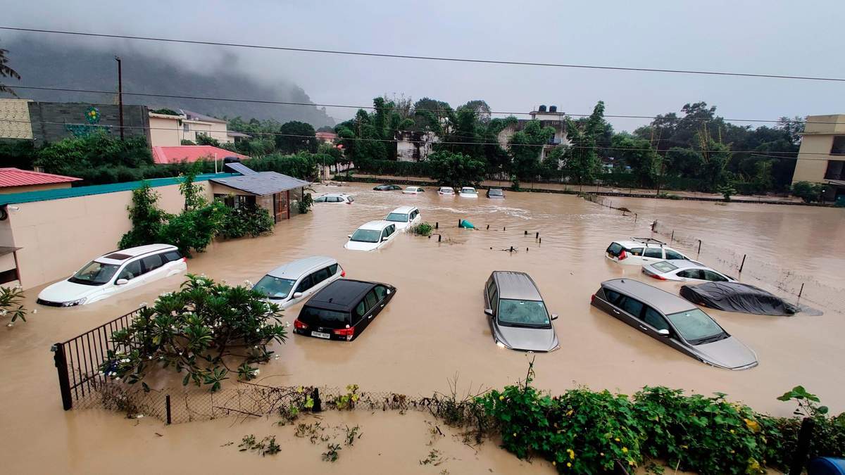Вода смывает мосты и дома: на Непал обрушилось сильное наводнение – много жертв