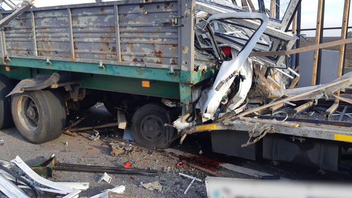 На Харьковщине фура влетела в припаркованный грузовик: один из водителей погиб