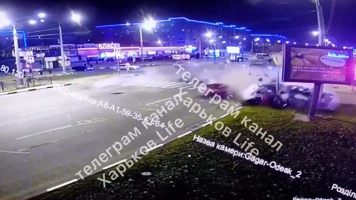 Намагалися проскочити на червоне: момент смертельної аварії у Харкові – жахливе відео 18+ - 24 Канал