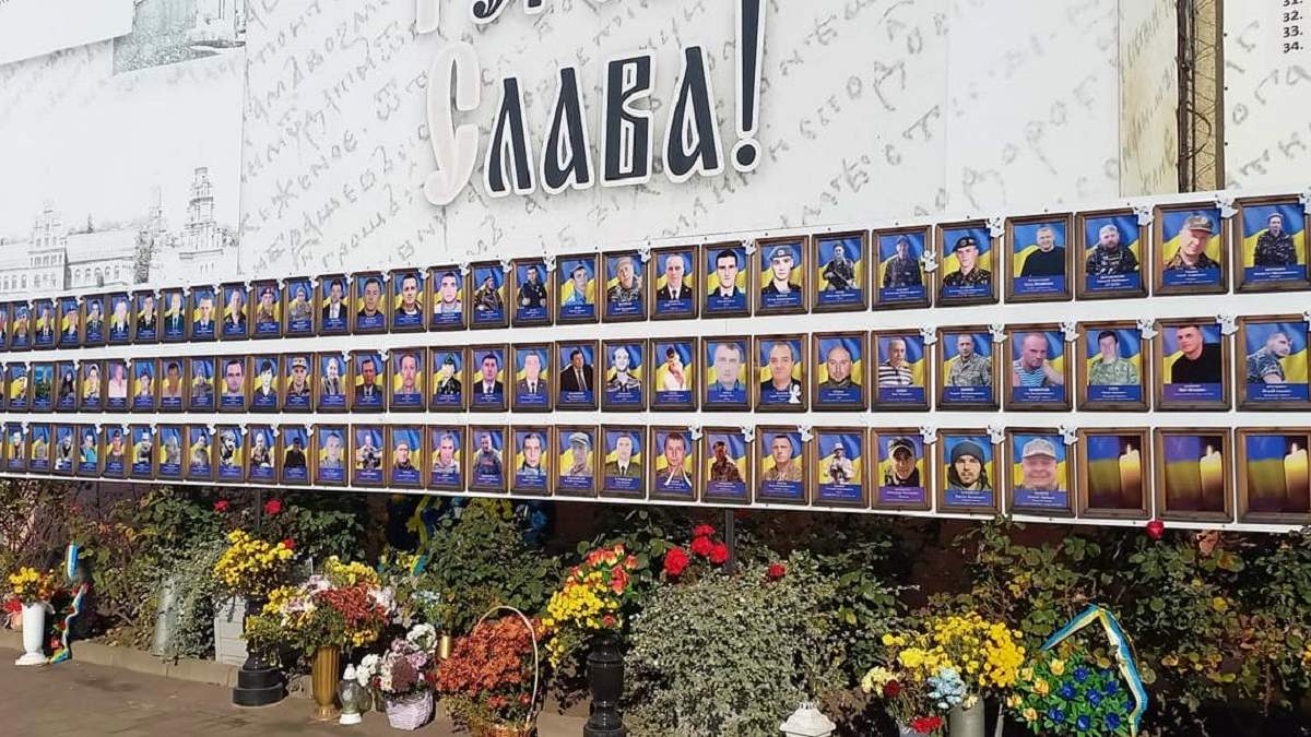 У центрі Чернівців вандали потрощили фото загиблих героїв війни на Донбасі - Новини Чернівці - 24 Канал