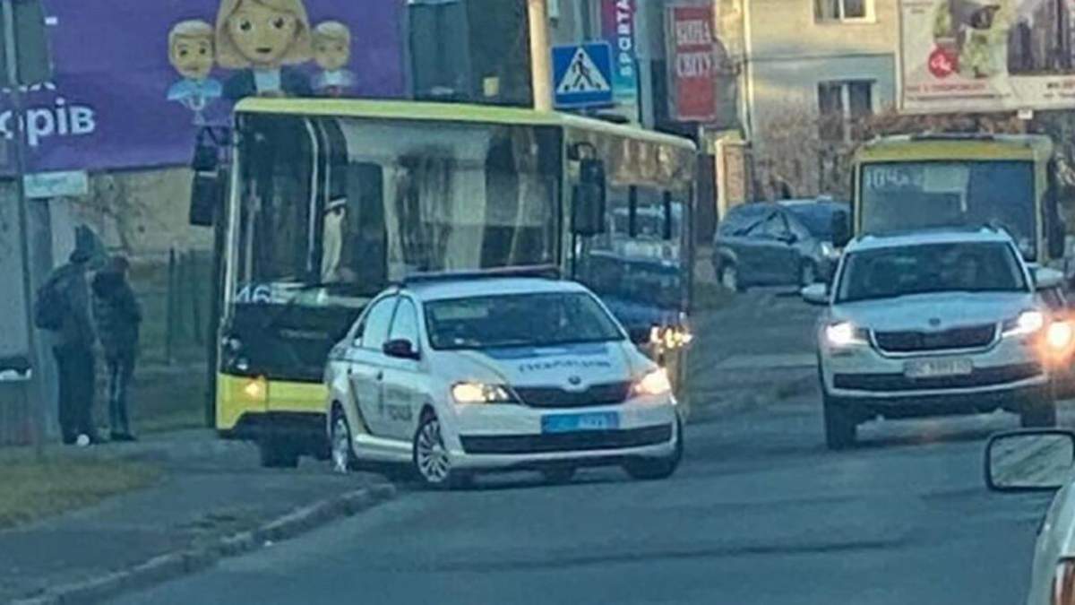 Во Львове у пассажирского автобуса улетело колесо во время движения: фото с места происшествия
