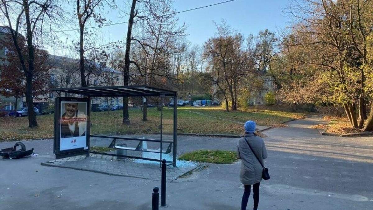 Возле львовского Парка культуры вандалы разбили остановку: фото с места происшествия