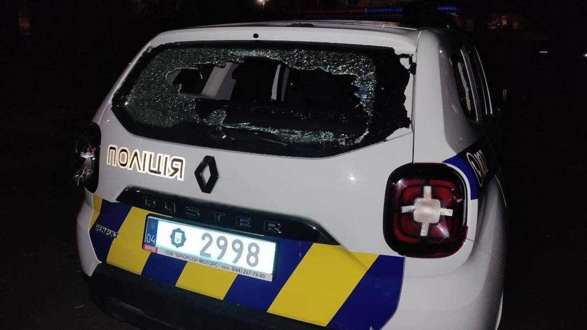 У Кам'янському чоловік зухвало побив авто поліції: перед цим ховався у засідці - 24 Канал