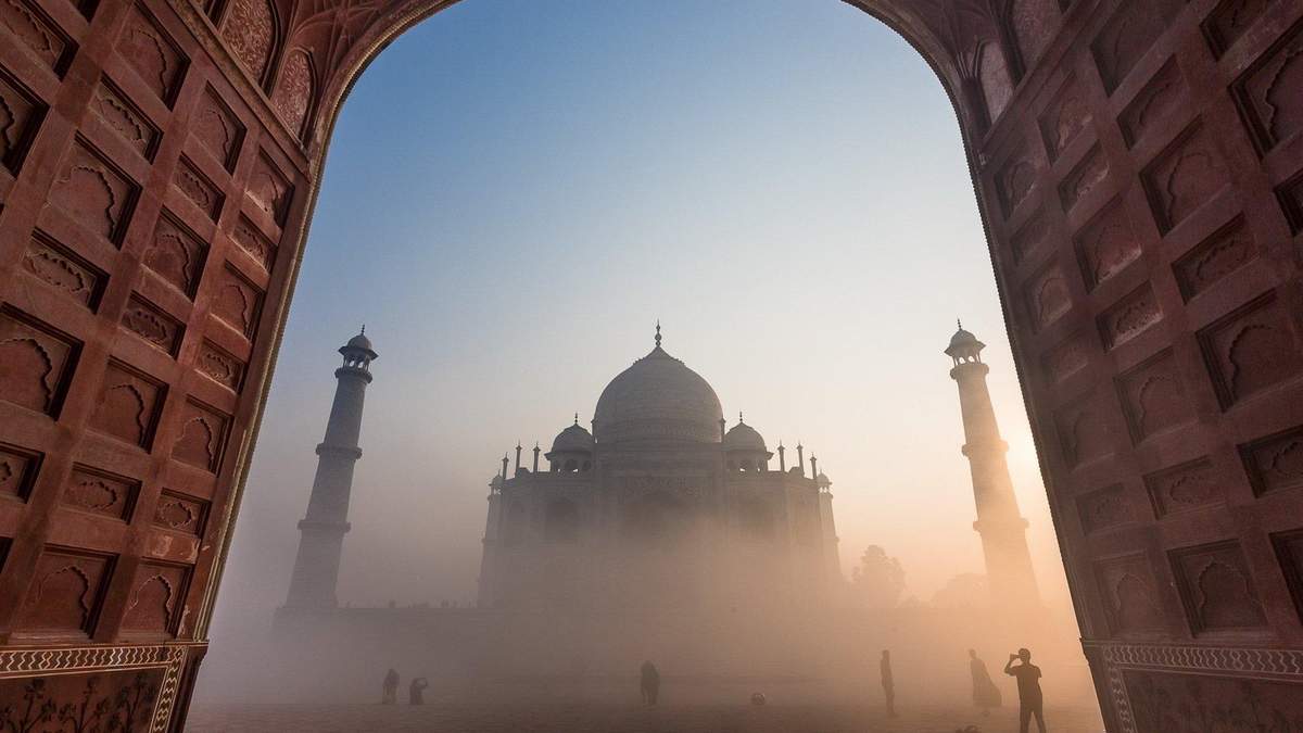 Допраздновались фейерверками: столицу Индии накрыл сильный туман из дыма