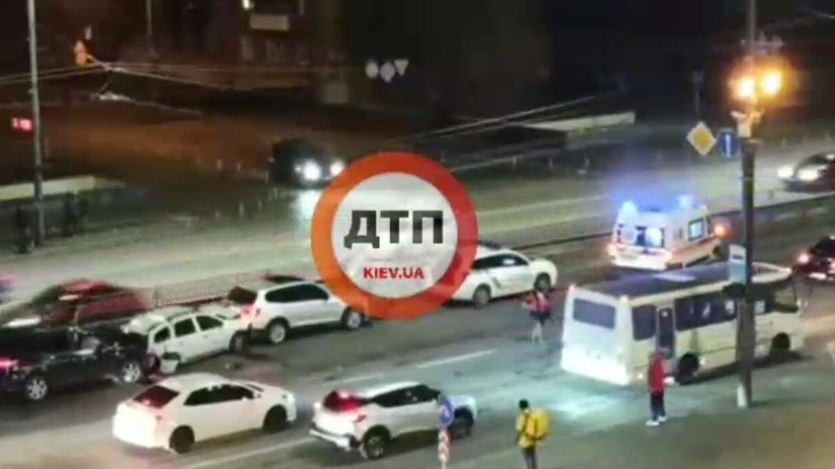 На проспекті Перемоги збили поліцейського, який оформлював аварію: моторошні кадри автотрощі - Київ