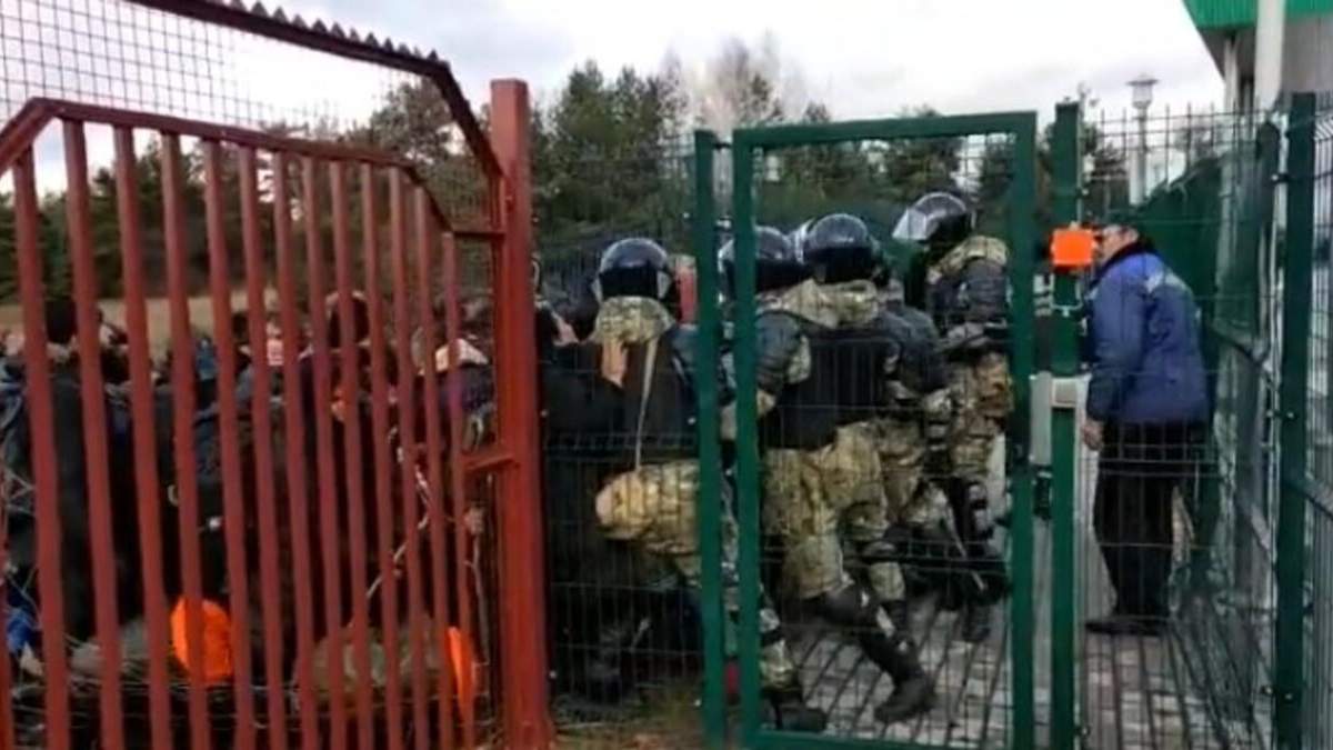 Силовики не пропускают мигрантов с границы обратно в Беларусь: появилось видео
