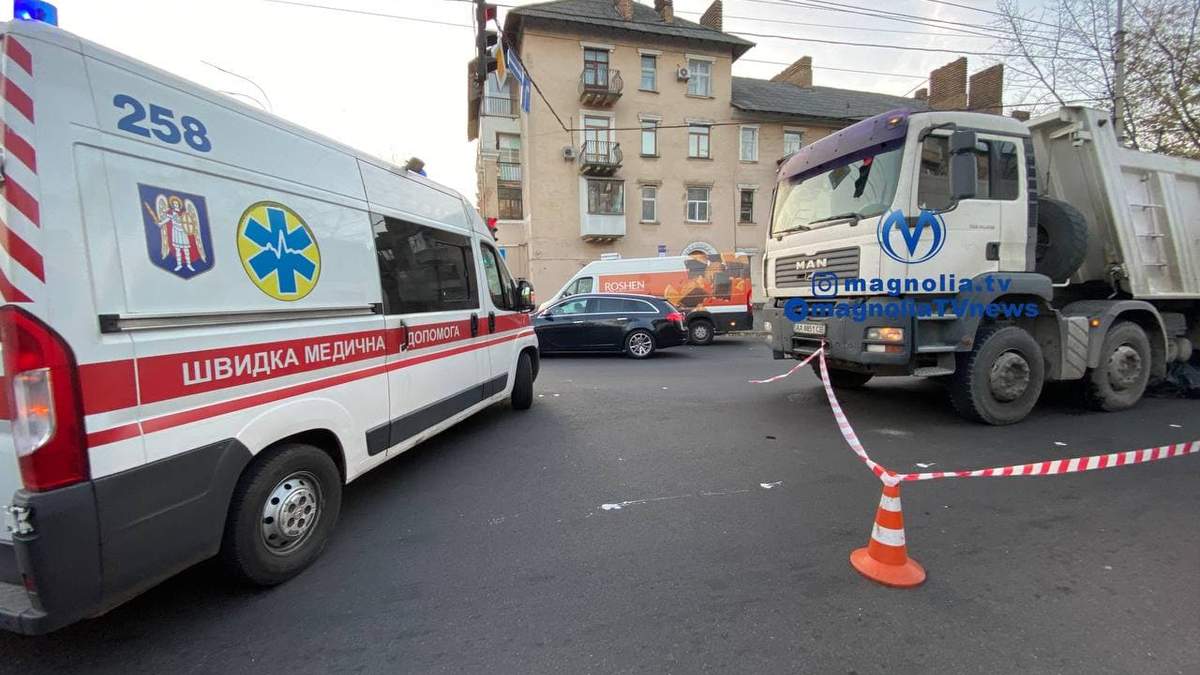 В Киеве женщина перебегала дорогу на красный и погибла под колесами грузовика