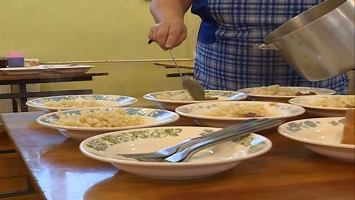 В школьной столовой Харькова ученица нашла гусеницу в блюде: там обвинили ребенка