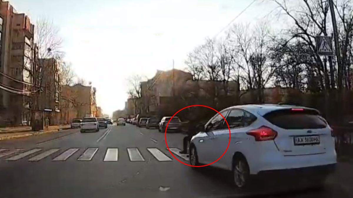 У Харкові авто збило школяра на переході: жорсткі відео моменту аварії - 24 Канал