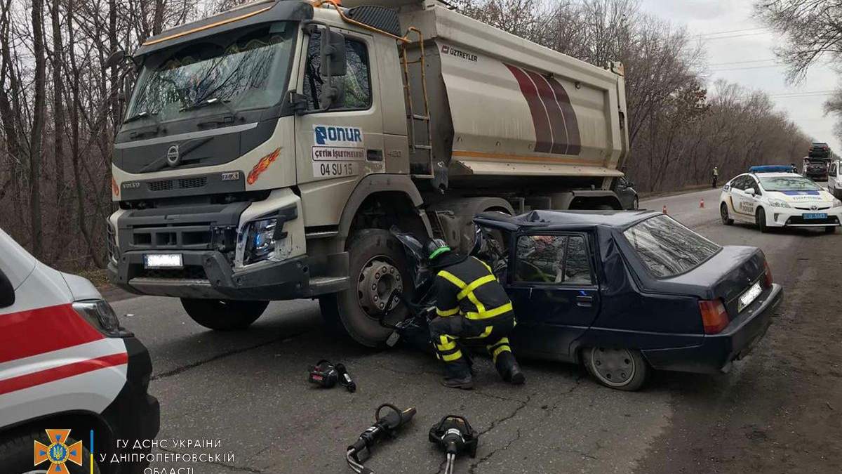 Смертельное ДТП в Кривом Роге: на объездной дороге грузовик переехал легковушку