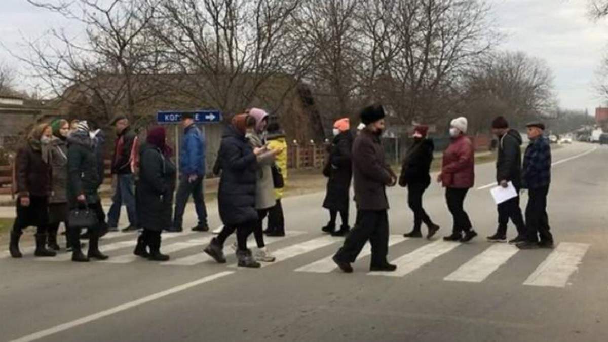 Мерзнуть без газу: на Буковині люди перекрили дорогу - Новини Чернівців сьогодні - 24 Канал