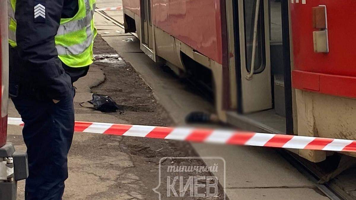 На Подолі у Києві трамвай насмерть збив жінку та протягнув її майже 20 метрів - Київ