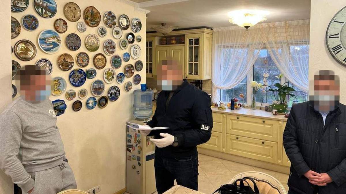 Родичів голови ОТГ на Київщині підозрюють в організації незаконної схеми