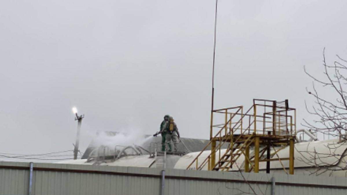 В Винницкой области произошла химическая авария: спасатели пытаются осадить облака аммиака