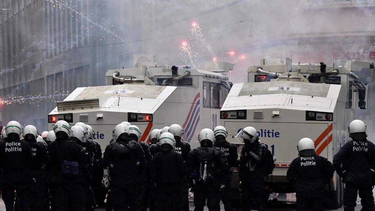 Розганяли газом та водометам: у Брюсселі знову протестували проти карантину - 24 Канал