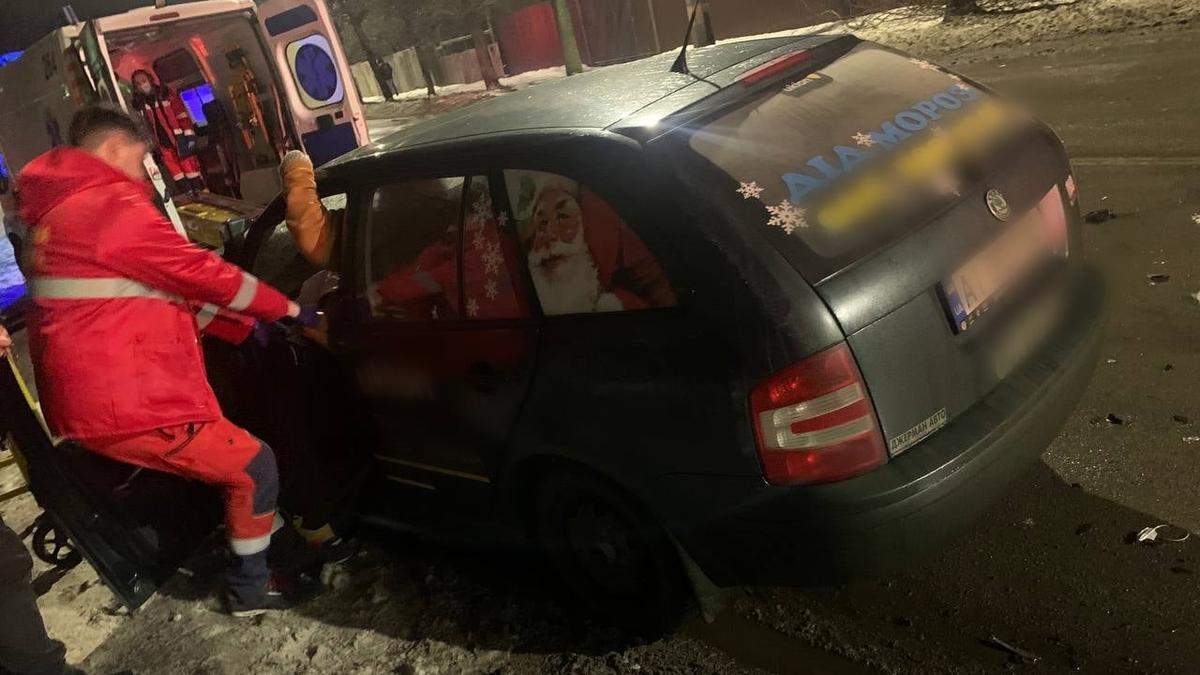 На Київщині у нищівну ДТП з вантажівкою потрапив Дід Мороз - Київ