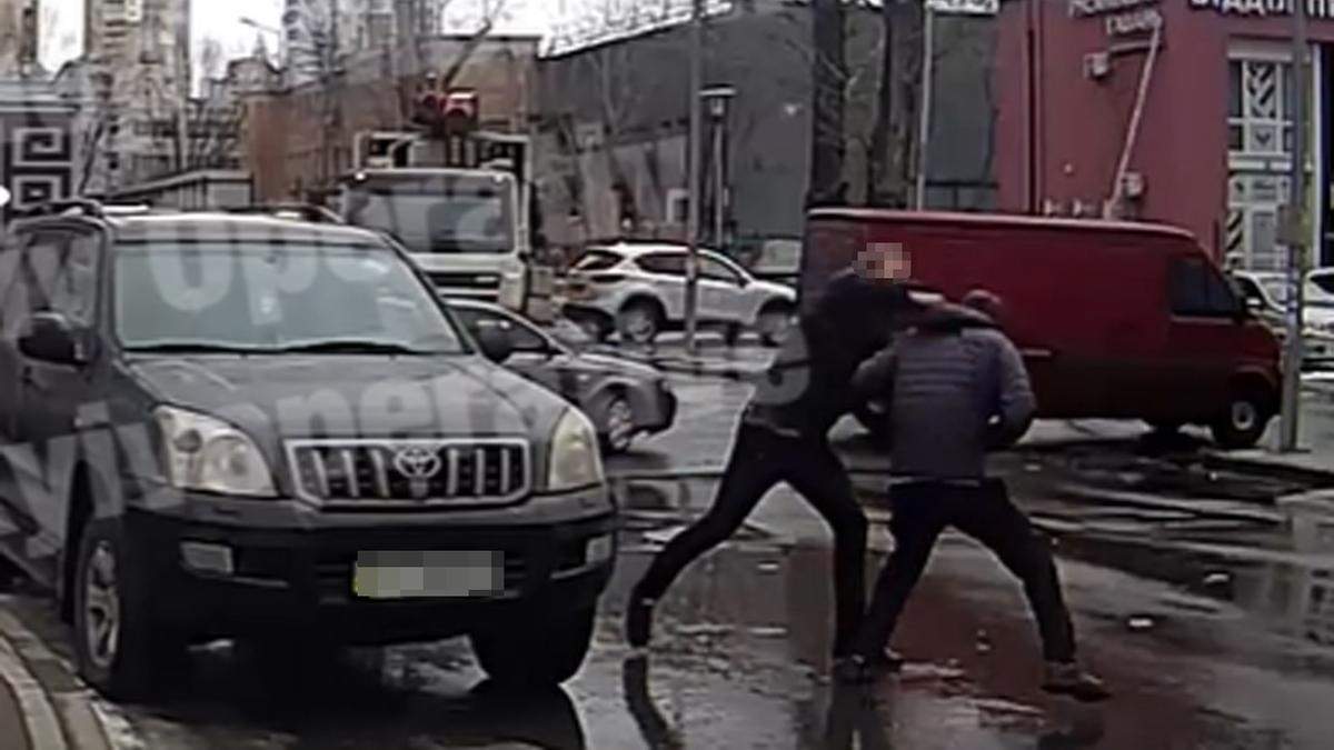 Затримали чоловіка, що ледве не вбив людину у Києві, його пов'язують з чиновником міносвіти - Київ