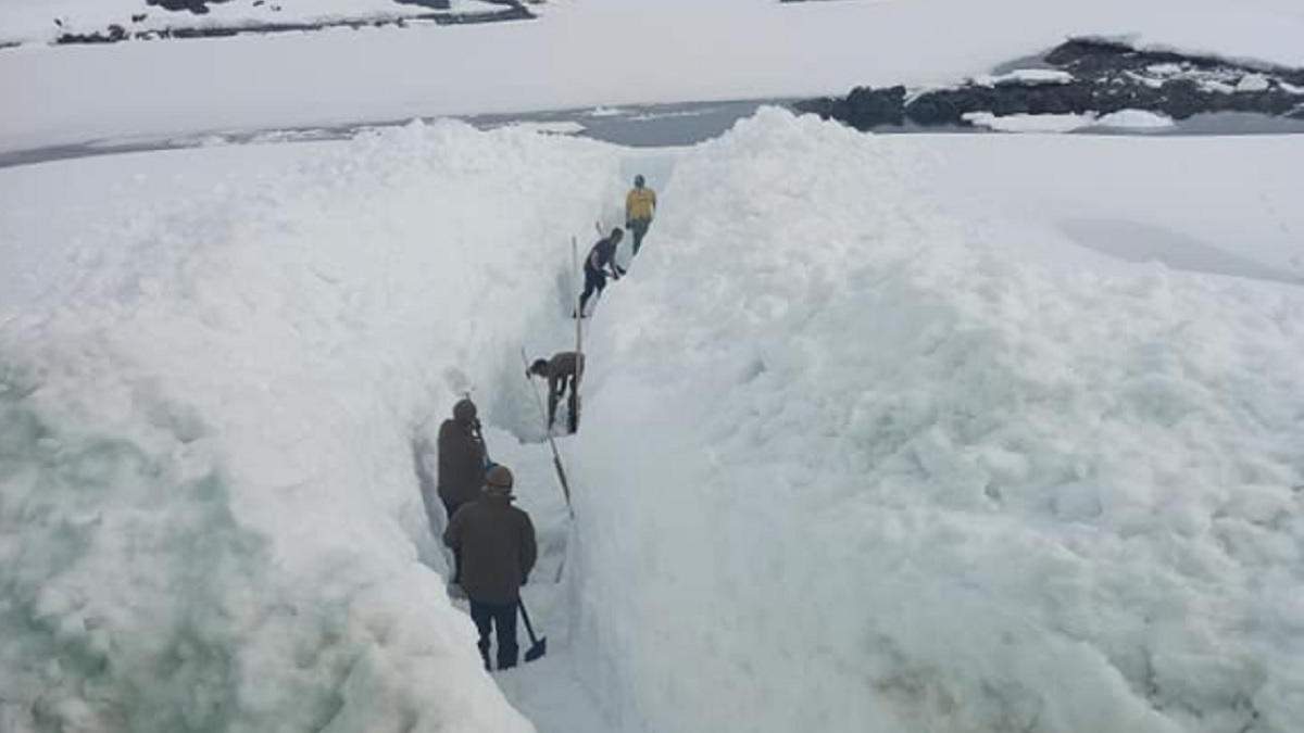 Рекордные снегопады на "Академике Вернадском": украинские полярники откапывают станцию