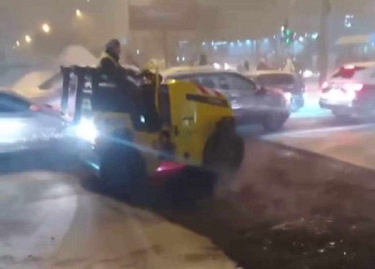 У Києві стелили асфальт під час снігопаду