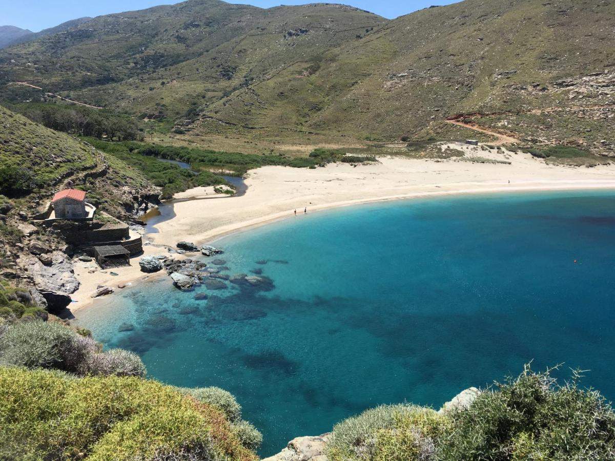 Узбережжя біля екоселища в пустелі