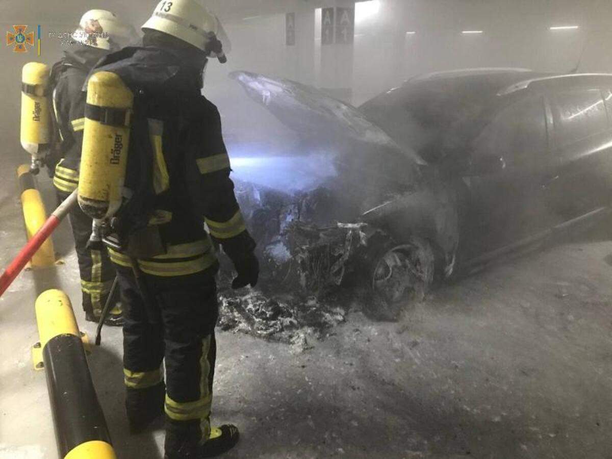 Пожежа в Епіцентрі на вулиці Братиславській у Києві, пожежники загасили авто