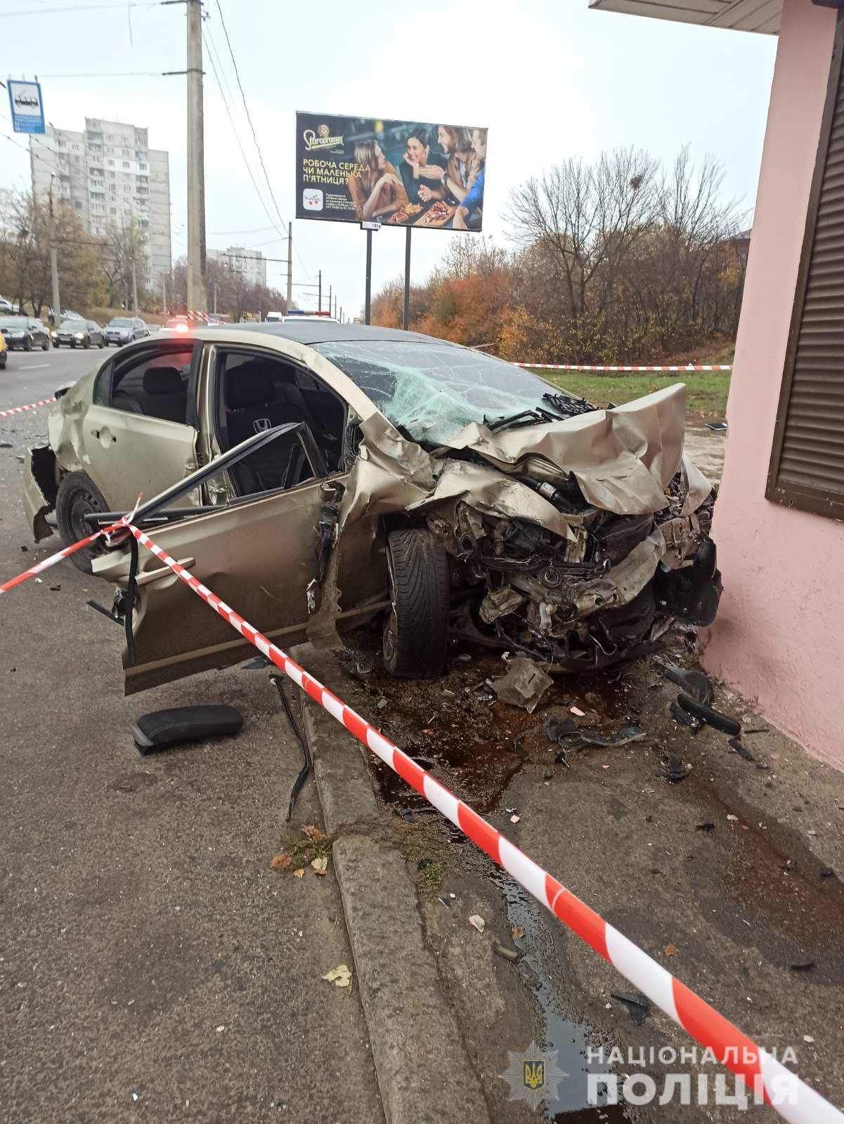 У Харкові легковик влетів у зупинку, 5 постраждалих