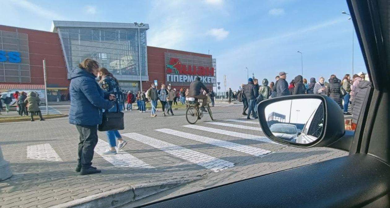 У Львові замінували 3 торгівельні центри: правоохоронці шукають вибухівку