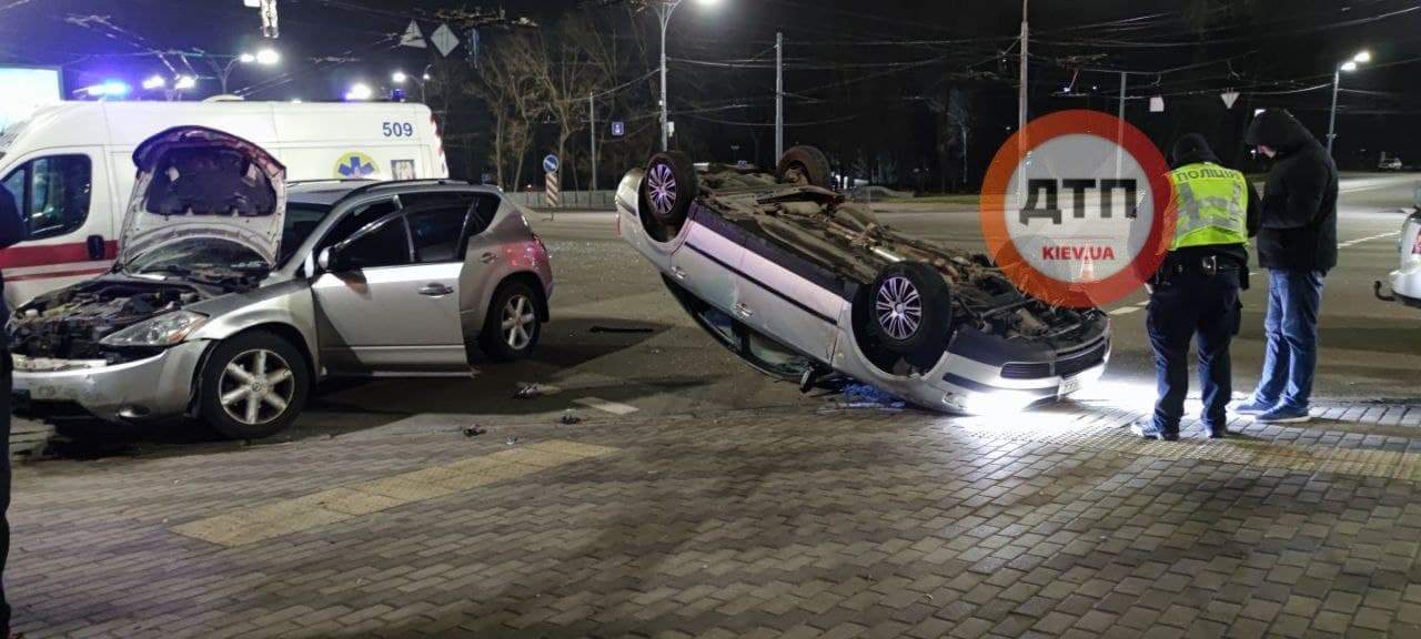 ДТП у Києві, автомобіль перекинувся
