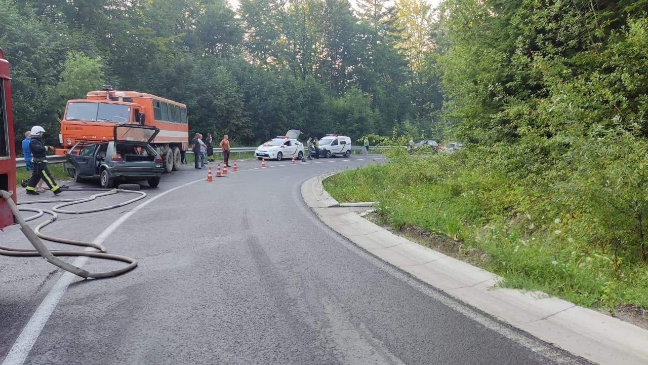 Влетіли в КамАЗ: на Львівщині у лобовій ДТП загинули у ДТП – фото