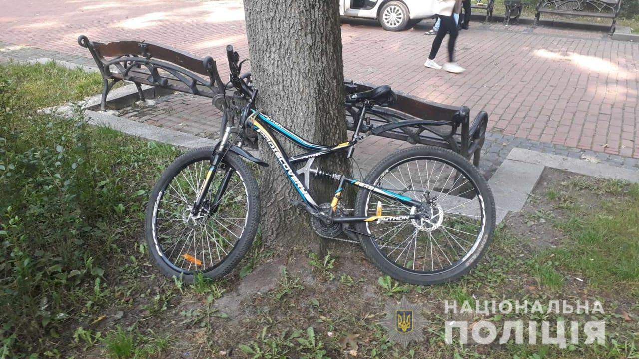 У центральному парку Львова велосипедист збив жінку: обоє отримали важкі травми